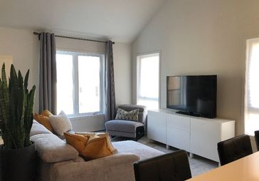 Brossard C 区2021年新建四半漂亮Condo，1000尺，近Dix30，未来轻轨站