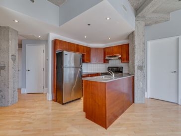 Historic building in Old Montreal! 2 bedrooms + 2 full bathrooms!10th floor!