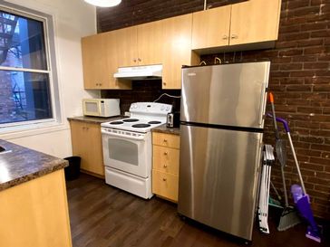 In front of Concordia University! Reno 4.5: Large Living room!