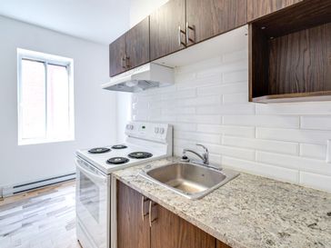 Perfect 3.5 for Students & Professionals! Next to Snowdon metro!