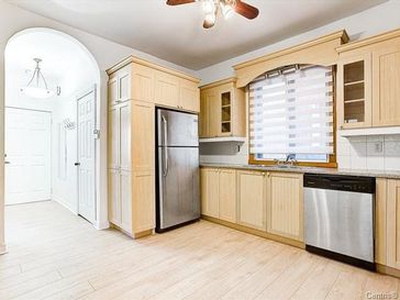Impeccable sunny and renovated 4 ½ in Cote Des Neiges! All appliances Inc!
