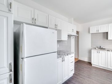 Fully Renovated 4.5 next to Snowdon metro! Private Balcony!